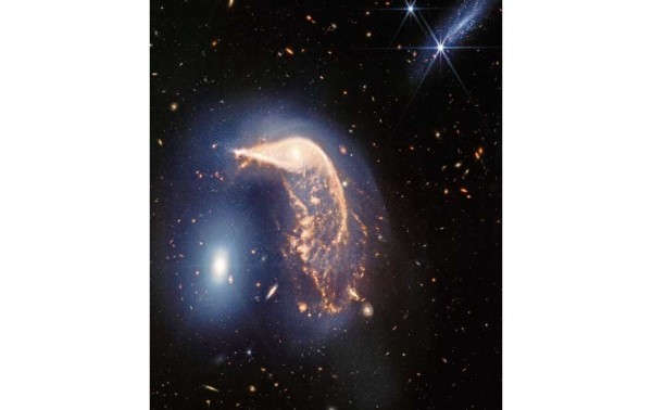James Webb captures two entangled galaxies