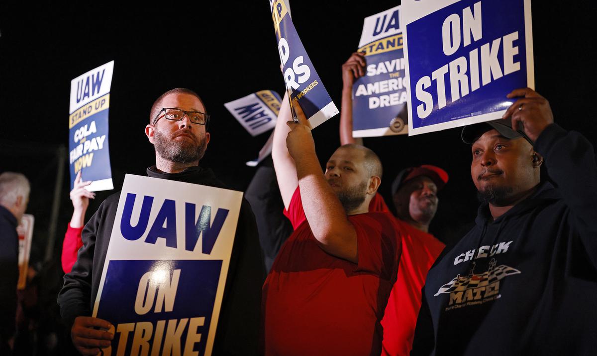 Hundreds of dismissals due to strikes in automobile factories