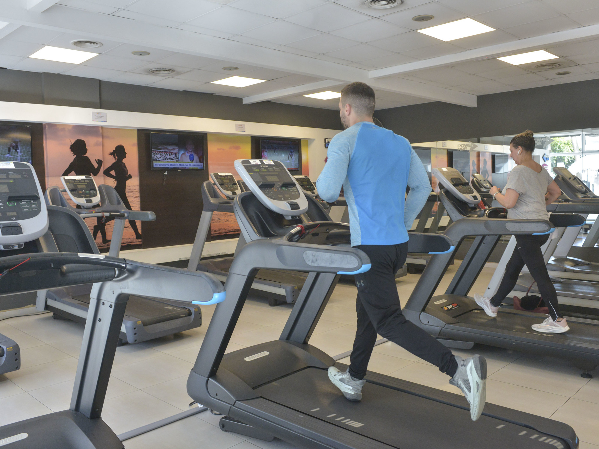 Very fast segments of repetitive treadmill with short periods of slow walking are also considered a HIIT combination./ 