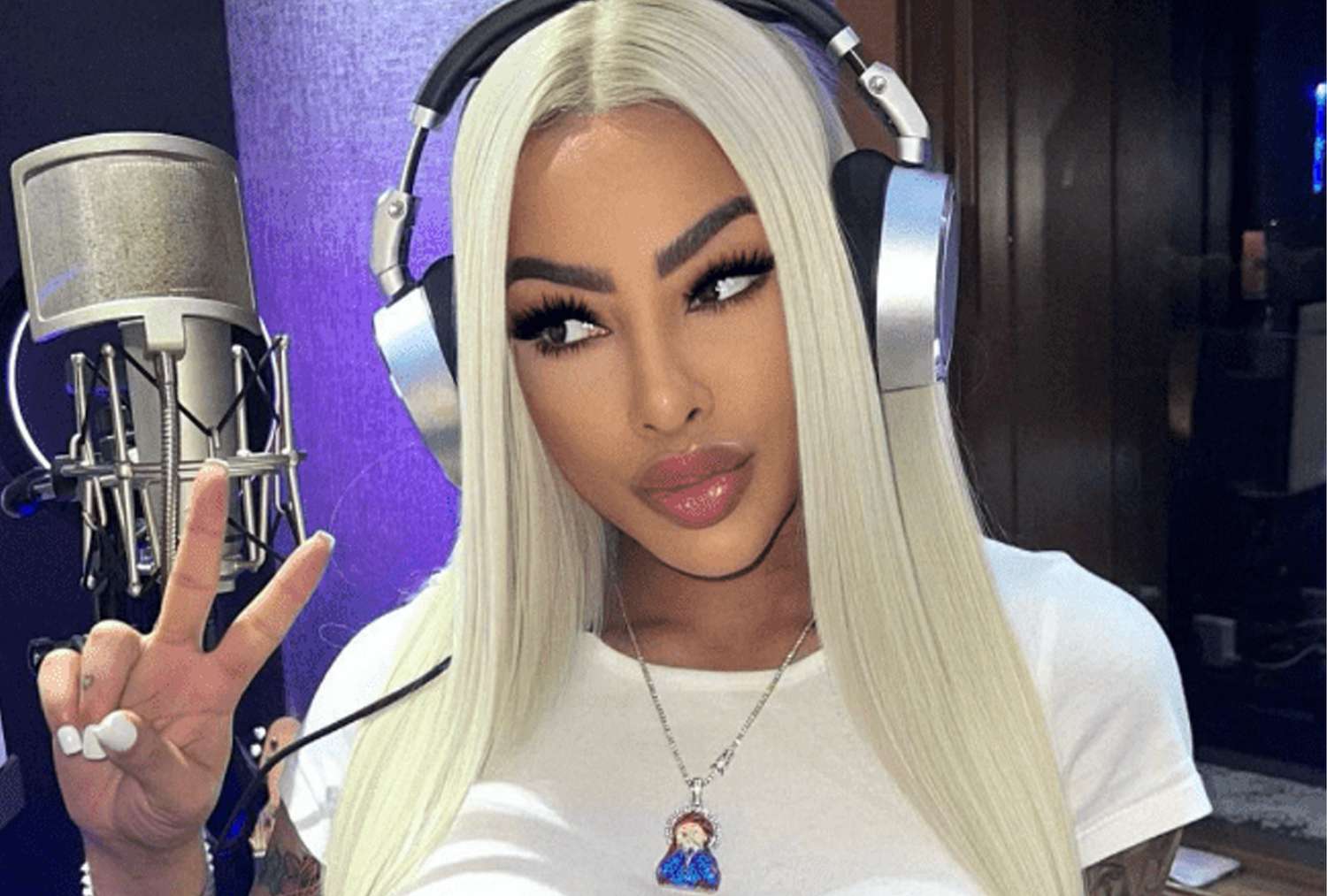 This is what prompted Yaelyn to change her eye color