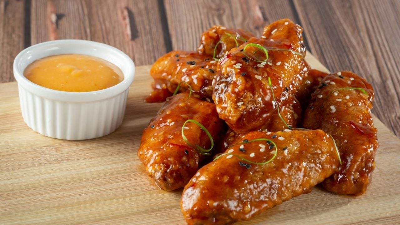 Prepare the pineapple and habanero salsa for the hot wings