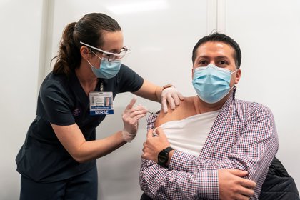 A man is vaccinated against Corona virus in the United States.  EFE / Stephen Brasher / Archive