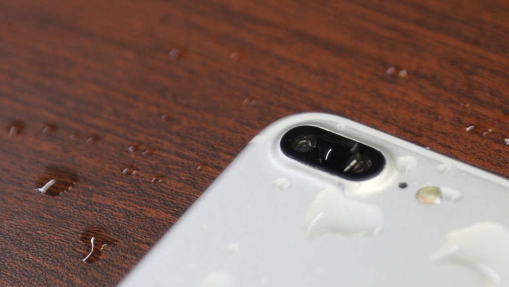 Demandan a Apple por atribuir a sus iPhones una exagerada capacidad de resistencia al agua