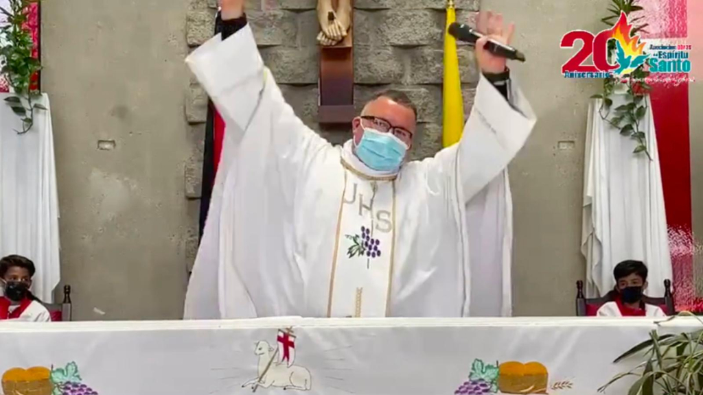 The priest who sings to prevent the Coronavirus