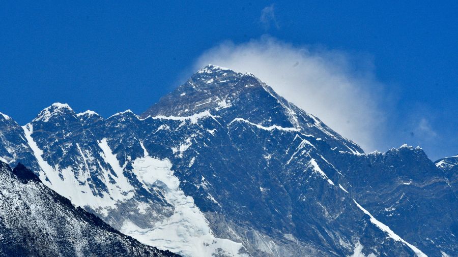 The announcement of a Chinese "dividing line" on the summit of Everest is causing controversy in Nepal