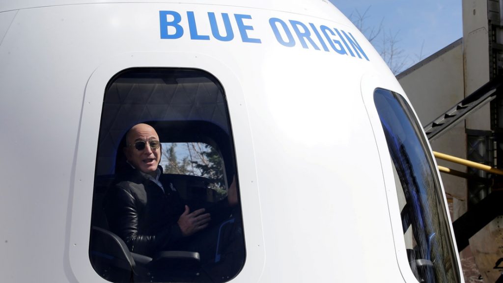 Senadora sugiere que Jeff Bezos viajará al espacio a costa de los estadounidenses que "realmente pagan sus impuestos"