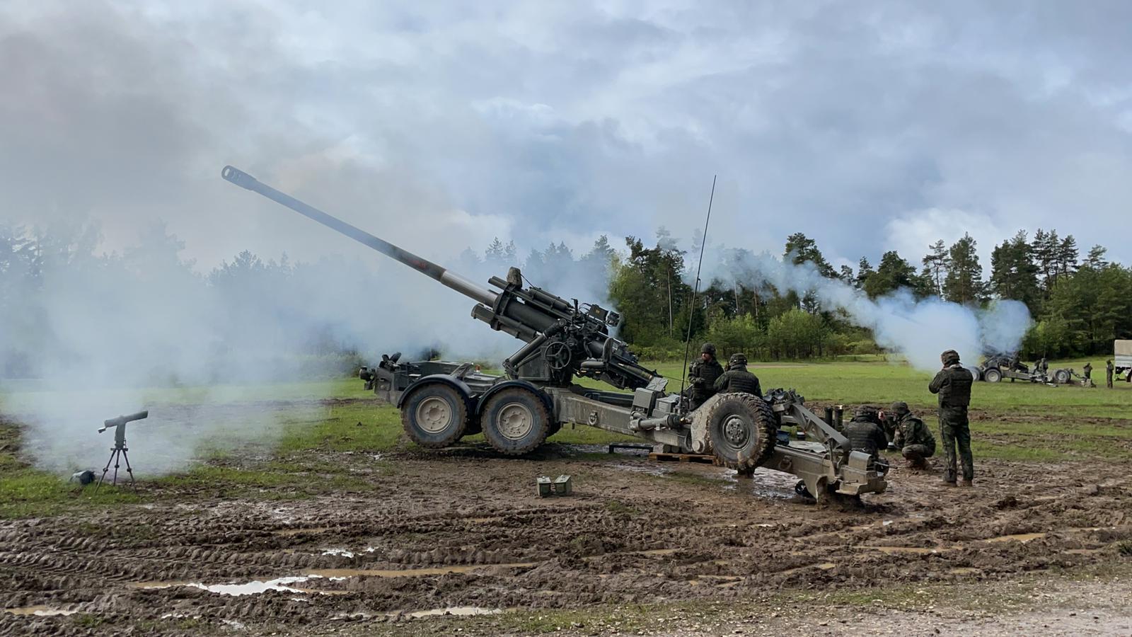 Video: Army artillery in a dynamic front exercise in Germany