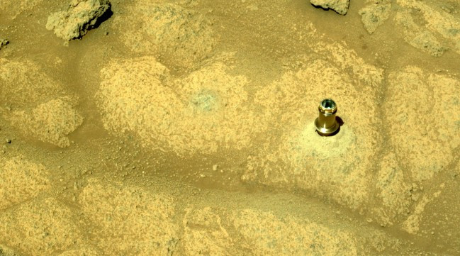 They found a strange object emerging from a rock on Mars: what is it?