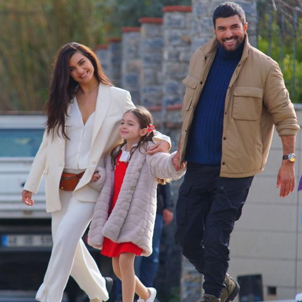 Beren Jinshalp, Tuba Buyukustun and Engin Akyurek will be the protagonists of the third season of "Ambassador's daughter" (Photo: Beren Gençalp / Instagram)