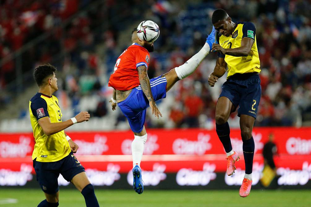 A "fatal intervention" by Chilean Arturo Vidal .. Italian newspapers say about the "karate kick" that Felix Torres received from the Ecuadorean national team |  football |  Sports