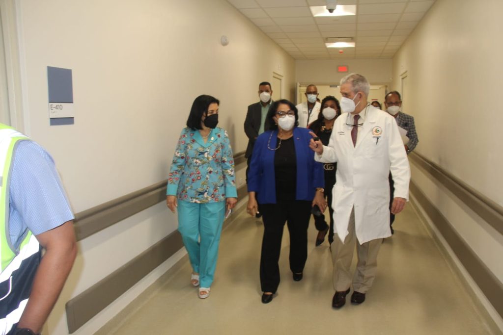 The President of the University and the Dean of Health Sciences visit the facilities of Ciudad Sanitaria Luis Aybar