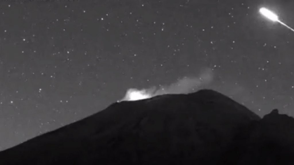 VIDEOS: Cámara del volcán mexicano Popocatépetl capta a la cápsula Crew Dragon de SpaceX en su regreso a la Tierra