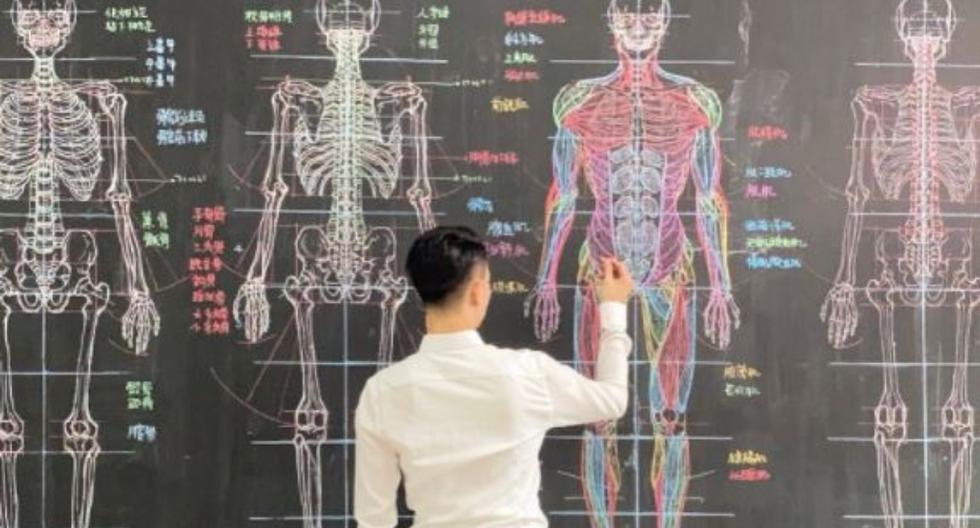 Viral video |  The story of a Taiwanese professor who shares his love for medicine with his detailed chalk drawings of the human body |  YouTube Taiwan |  nnda nnrt stories |  stories