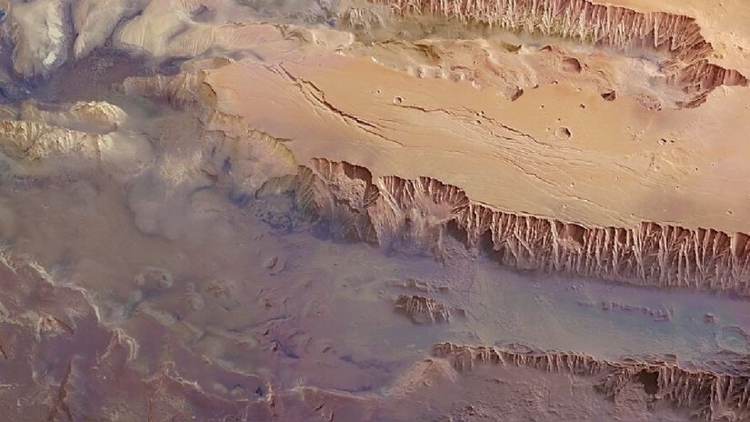 Mars: The Grand Canyon harbors water just below the surface