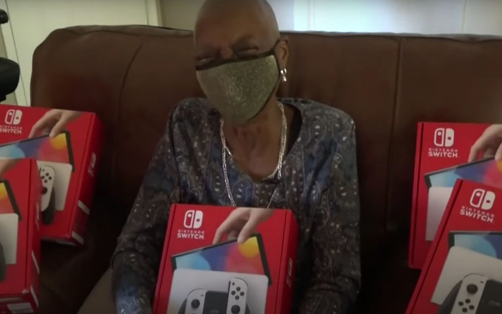 The emotional story of the grandmother who received 6 consoles this Christmas