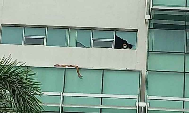 The patient tried to escape through a hospital window in Guayaquil