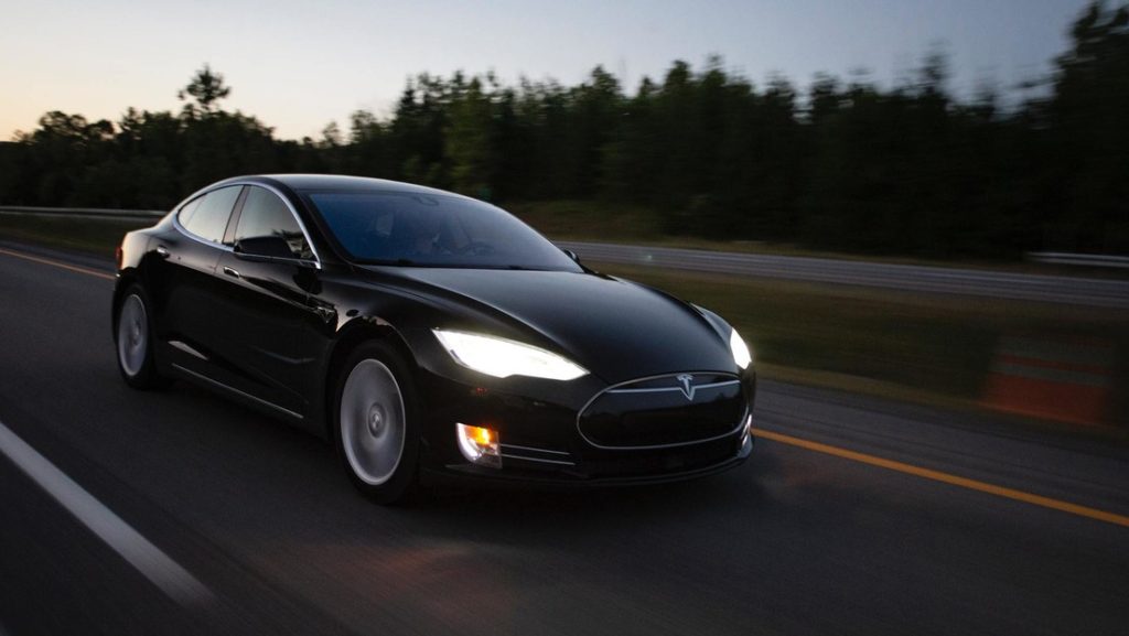 VIDEO: Acelera un Tesla con tres motores a propulsión y este fue el resultado