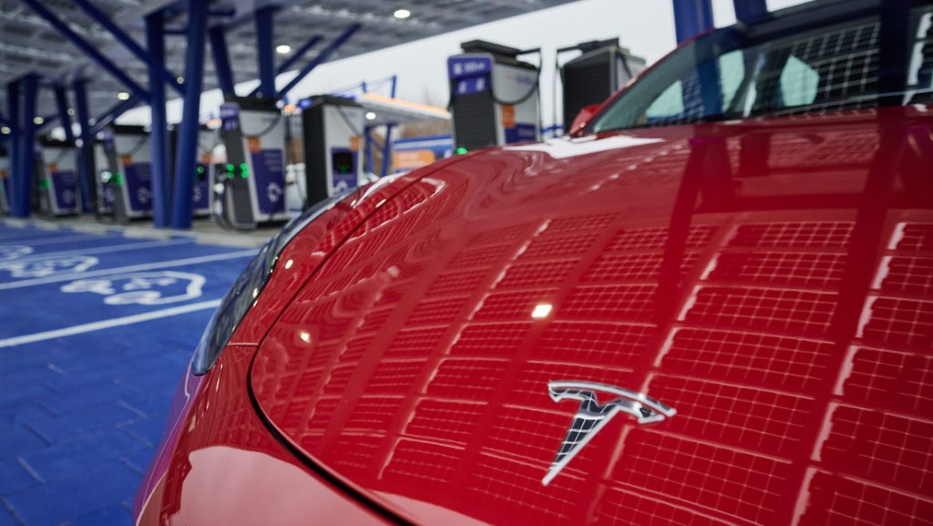 Un 'hacker' dice haber logrado "controlar remotamente más de 25 autos Tesla en 13 países sin que los propietarios lo sepan"