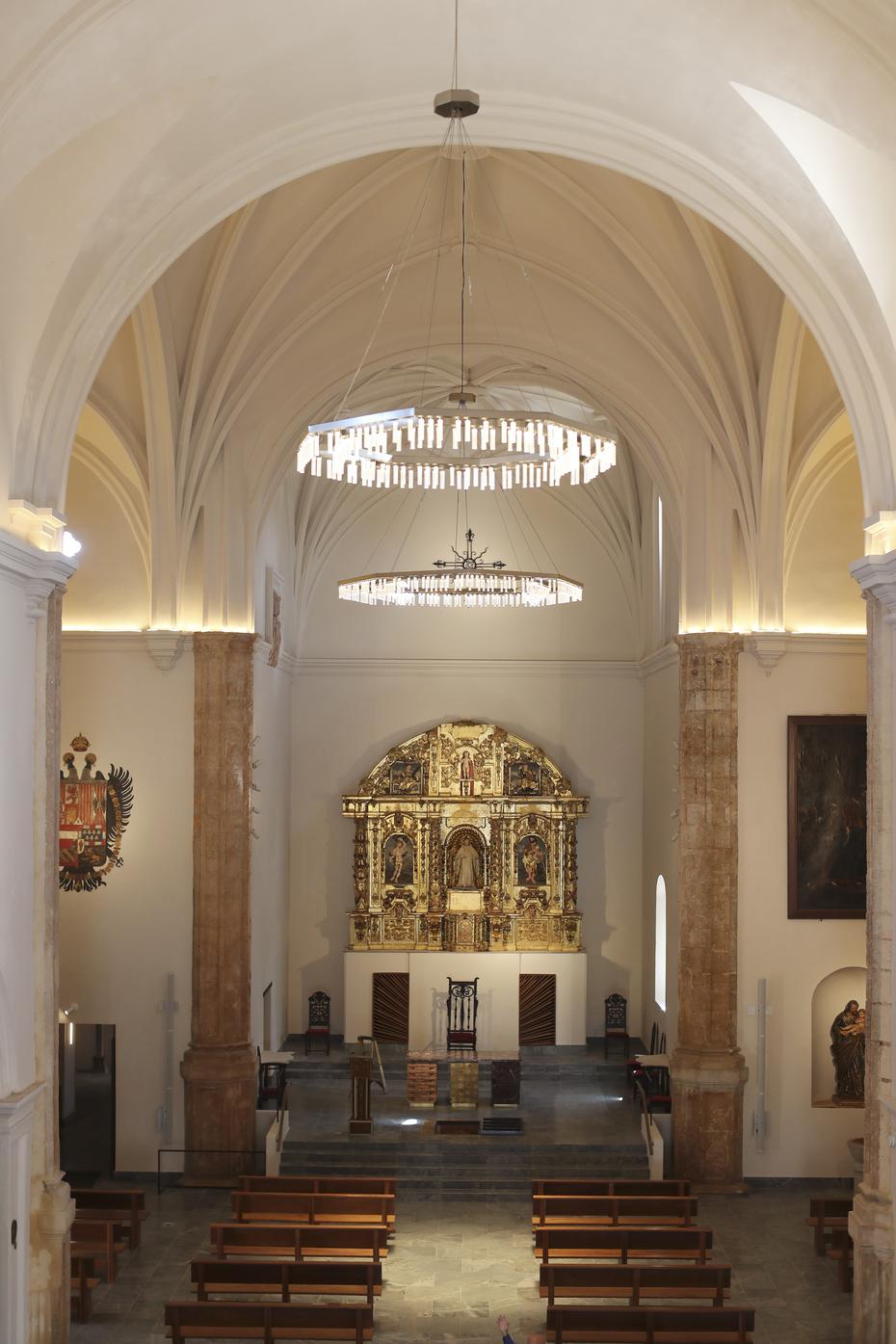 In the background, the gold decoration of the altar of the Church of San Jose.