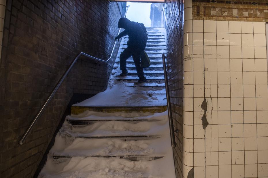 In New York, the subway report of the Subway Report Acumulación Nieve, pes a bajo tierra.