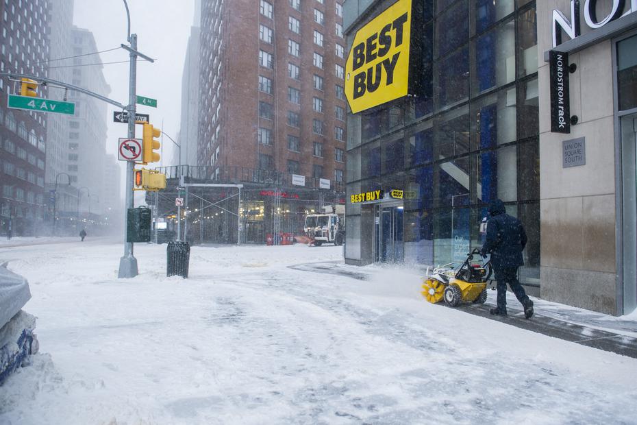 Tanto las calles com aceras quedaron cubiertas nieve desde tempranas horas del sábado, 29 de enero de 2022.