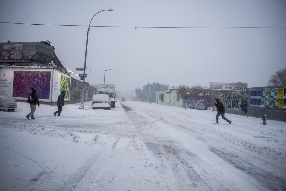 In Brooklyn, las people salín azrizari los effects in tormenta.