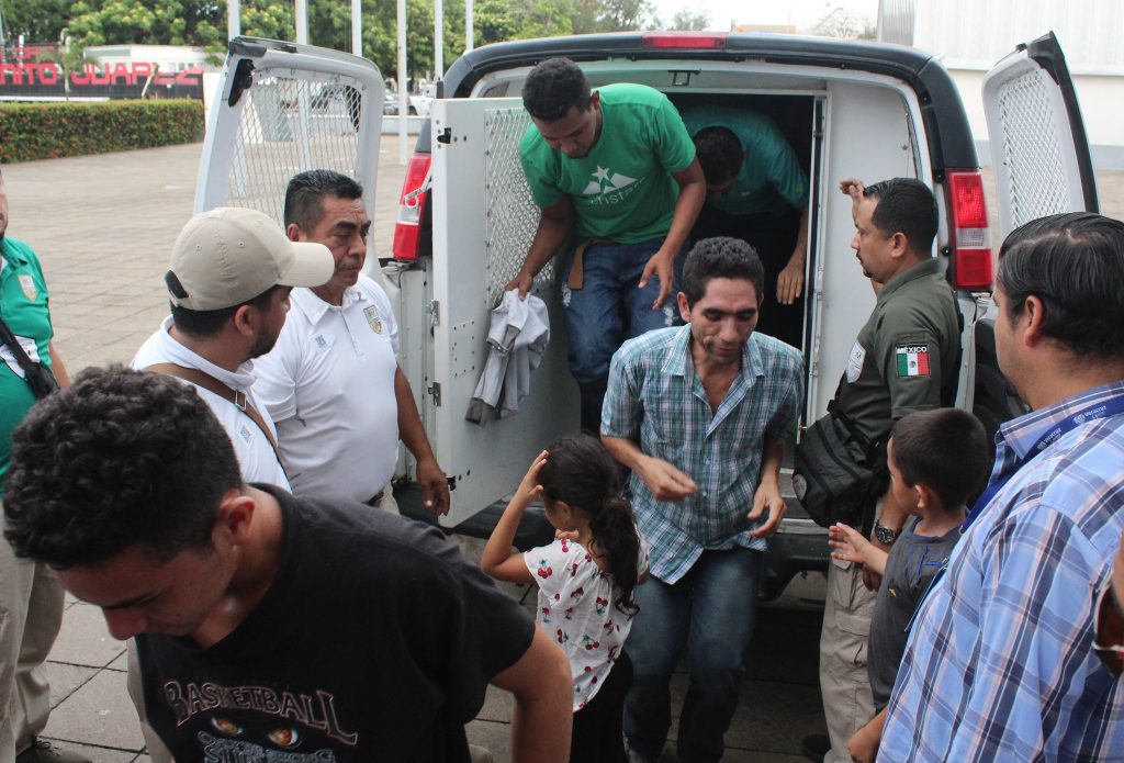 They hold 359 migrants, including 294 from Guatemala, in a trailer in the Mexican state of Veracruz - Prensa Libre