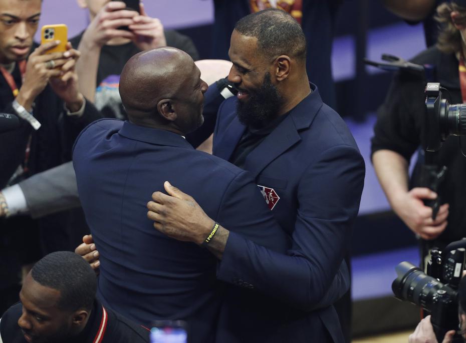 Michael Jordan and LeBron James embrace in an embrace on Sunday.