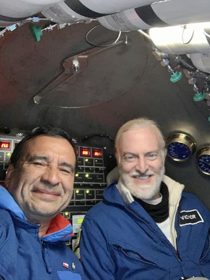 Last January, Chilean scientist Oswaldo Ulloa posed for a photo with Victor Vescovo at a depth of 8,069 meters in the Atacama Trench on the 'Limiting Factor'.