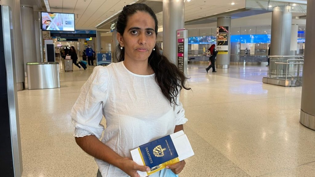 Cuban regime prevents Anameli Ramos from flying back to the island from the United States