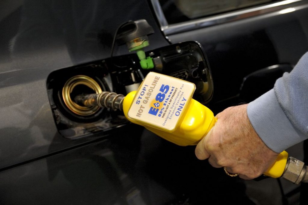 Producir tu propio combustible e85 etanol te puede ahorrar muchos dólares.