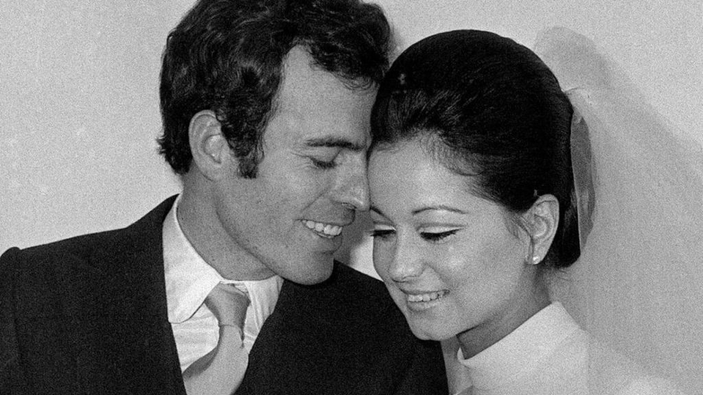 This was a romantic love story between Julio Iglesias and Isabel Preisler