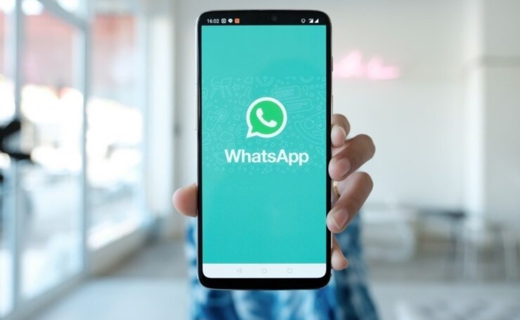 WhatsApp lets you listen to audio in the background on iPhone