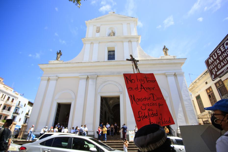 The faithful expressed their rejection of Pope Francis' decision.