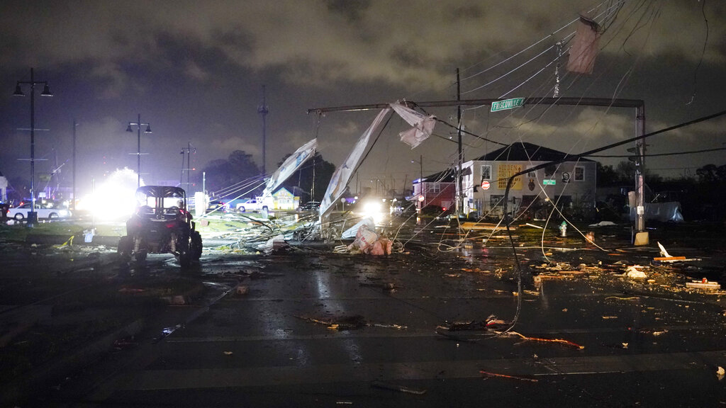 A strong hurricane struck New Orleans and caused extensive damage  Univision Weather News