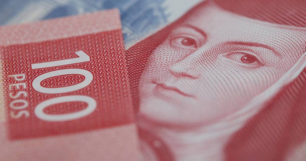The peso fell to its worst level against the dollar since December - El Financiero