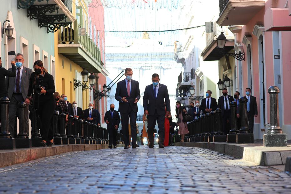 The King and Governor of Spain walk together from the castle to San Juan Meyer.