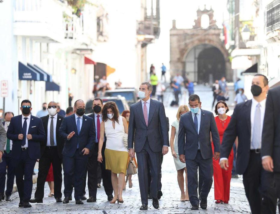 The King of Spain, Philip VI, accompanies Governor Pedro Pierlos to the office of mayor of San Juan.