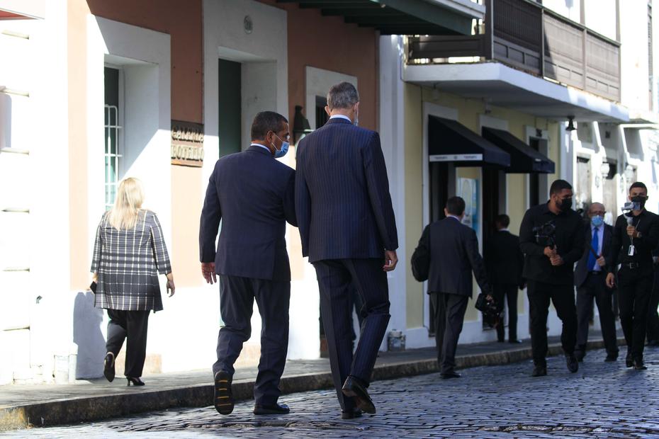 King Philip VI of Spain and Governor Pedro Pierre Lucci walk with Cal del Cristo towards the mayor's office in San Juan.