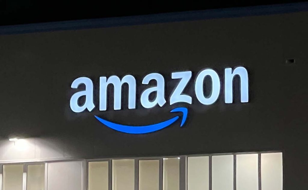Exterior de almacén Amazon