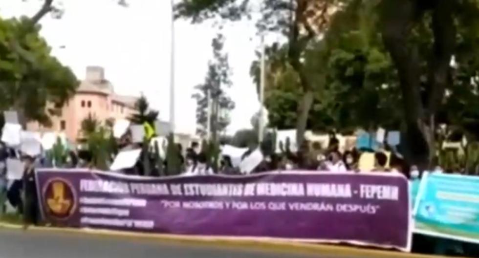 A sit-in for medical students in front of the Mensa headquarters to demand the start of the 2022 training |  Video |  Ministry of Health |  lime |  Cuzco |  Bono RMMN |  gear