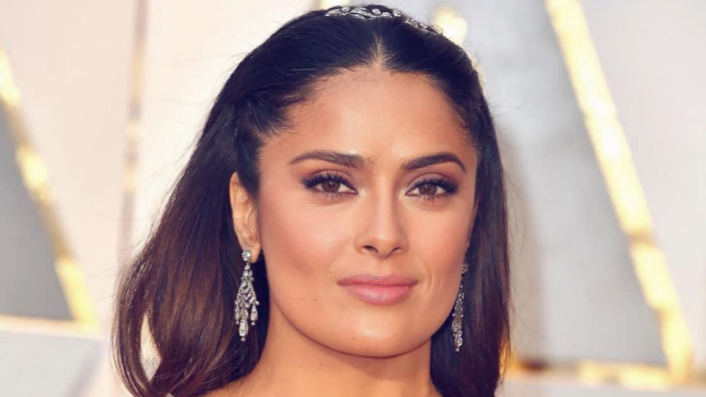 From the sofa, Salma Hayek captivated everyone by taking an adorable photo with her daughter