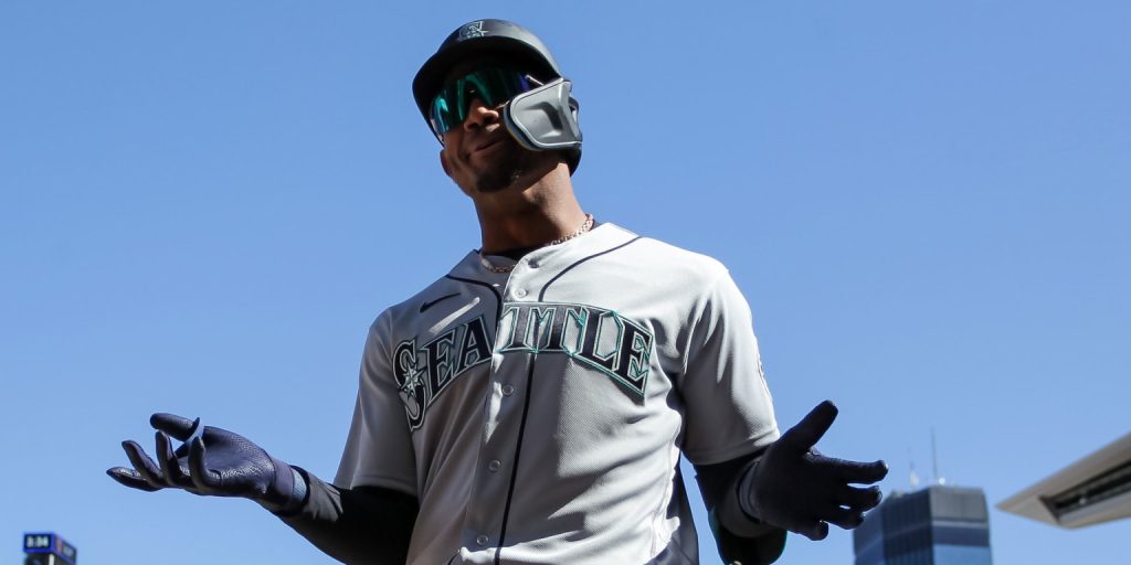 Mariners beat the Twins in J-Rod's debut
