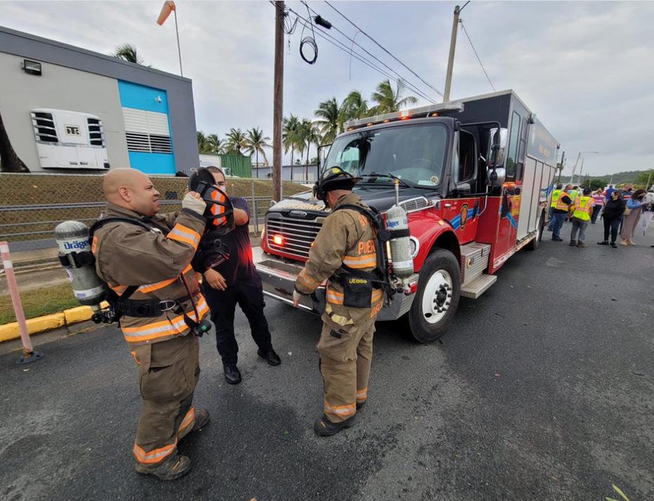 Firefighters came to evacuate a factory in Arecibo after reporting a strong smell of gas.