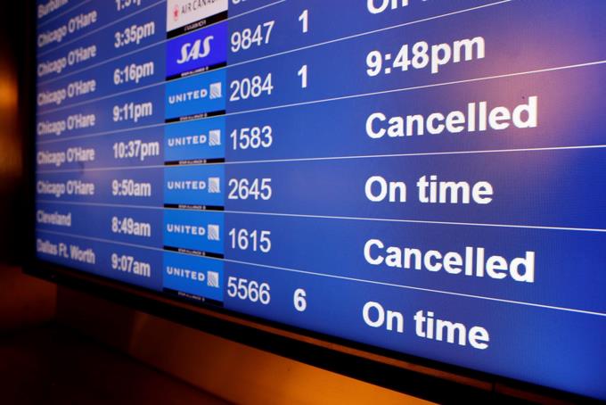 Centenares de vuelos cancelados en EE.UU. en el "puente" de inicio del verano