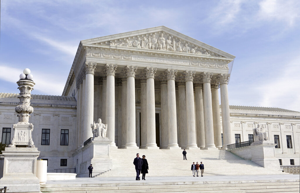 The Supreme Court voted in favor of abolishing the right to abortion according to the draft opinion of Samuel Alito published by Politico |  Univision News Politics