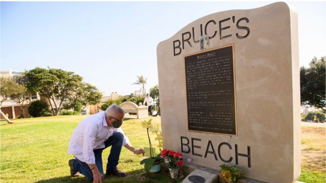 A commemorative plaque commemorates the Bruce family as the original owners of the beach