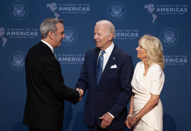 Biden dice en la Cumbre de las Américas que la democracia es un ingrediente esencial para AL