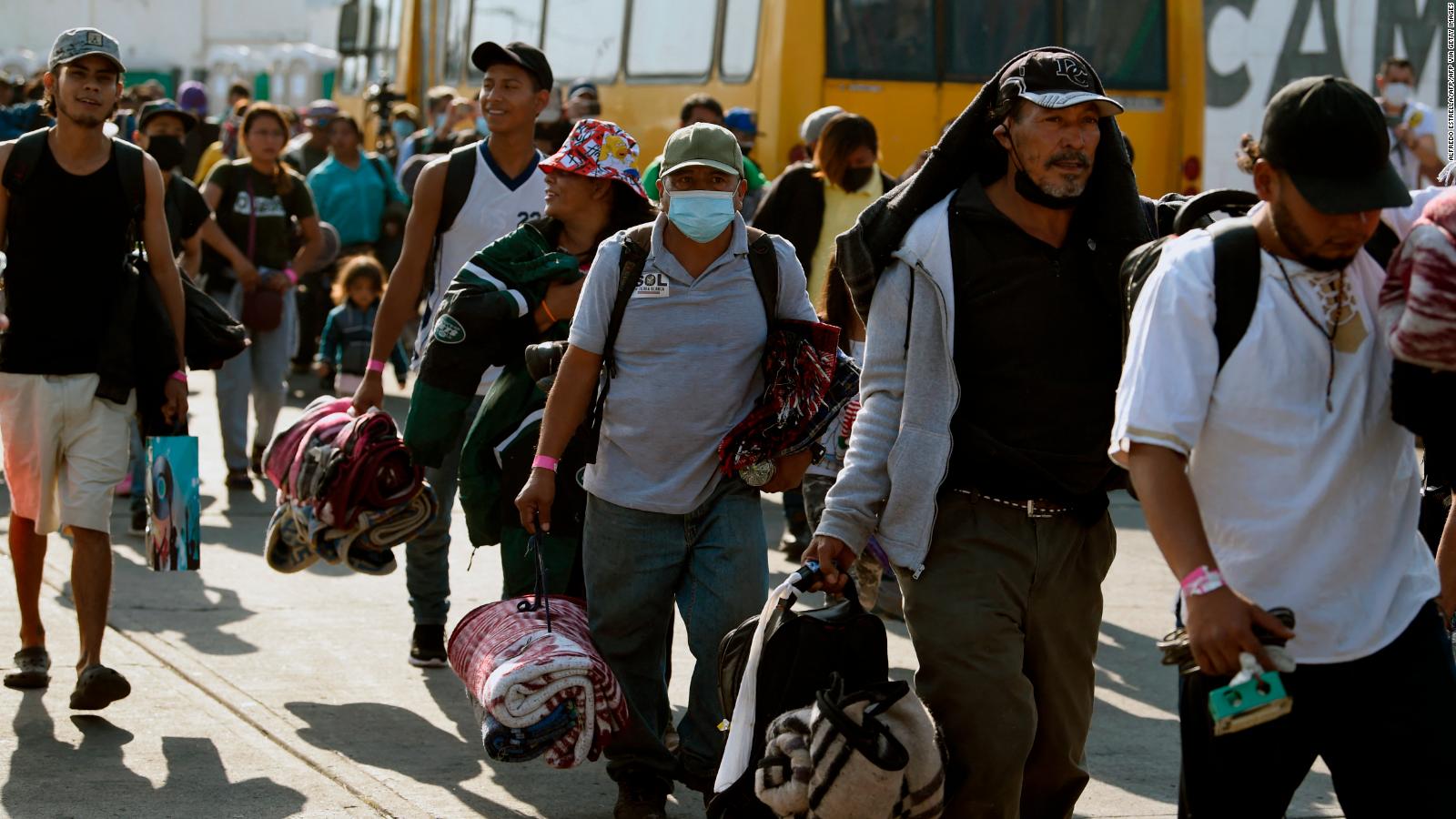 A huge caravan of migrants leaves from southern Mexico to the United States
