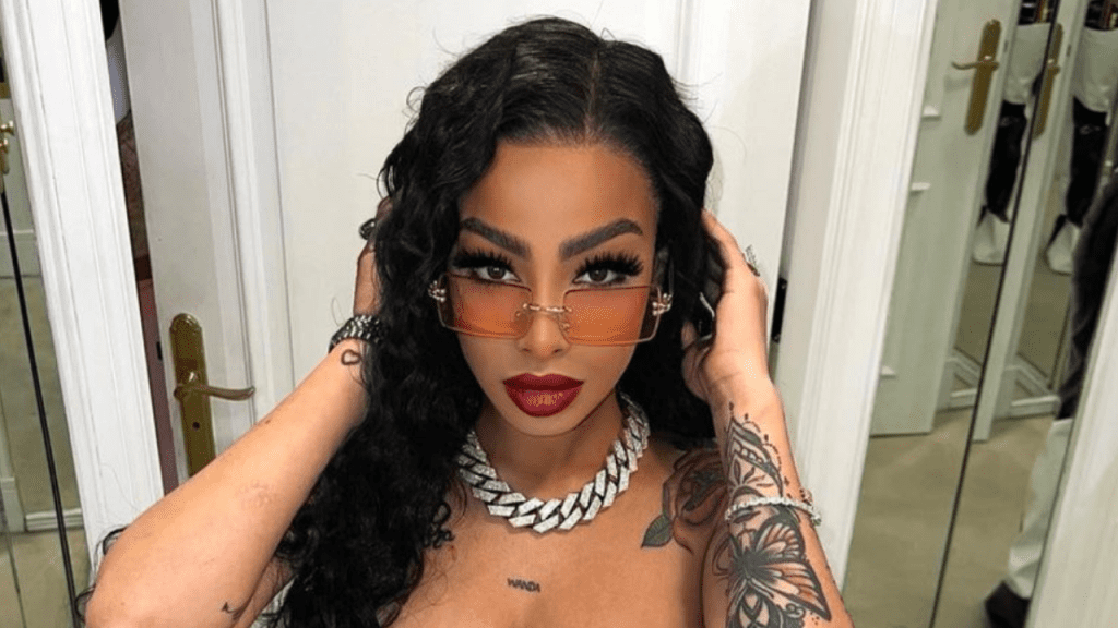 What happened to the face of Yalin, Anuel's girlfriend eh?  |  video